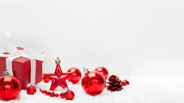 白地に赤いクリスマスの休日の装飾のビュー — ストック写真