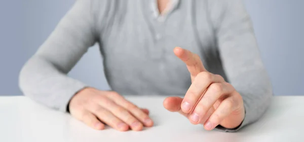 Vista Vacío Cogido Mano Joven Relajado Sobre Escritorio —  Fotos de Stock