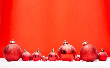 Kırmızı bir arka plan üzerinde kırmızı Noel tatil dekorasyon görünümü