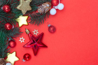 Kırmızı bir arka plan üzerinde kırmızı Noel tatil dekorasyon görünümü