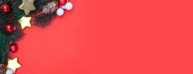 Kırmızı bir arka plan üzerinde kırmızı Noel tatil dekorasyon görünümü