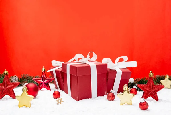 赤の背景に赤いクリスマスの休日の装飾のビュー — ストック写真