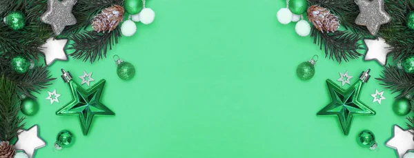 緑の背景に緑のクリスマスの休日の装飾のビュー — ストック写真