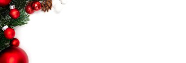 Beyaz zemin üzerine kırmızı Noel tatil dekorasyon görünümü