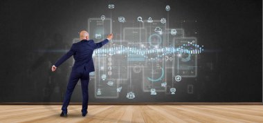 İşadamı görünümünü kullanıcı arabirimi ekranlarını simgesi, istatistikleri ve veri 3d render ile bir duvar önünde