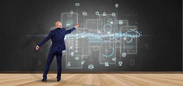 Pohled Podnikatel Před Zeď Obrazovek Uživatelského Rozhraní Ikonou Statistiky Vykreslování — Stock fotografie