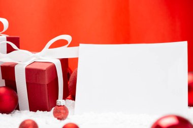 Boş Noel tatil tebrik kartı görünümünü kırmızı bir arka plan üzerinde