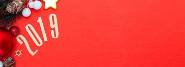 Kırmızı bir arka plan üzerinde kırmızı Noel tatil dekorasyon görünümü