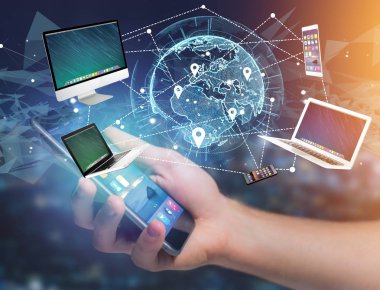 Bir bilgisayar ve interantional ağ - fütüristik bir arabirim üstünde gösterilen aygıtlar görünümünü Multimedya ve teknoloji kavramı