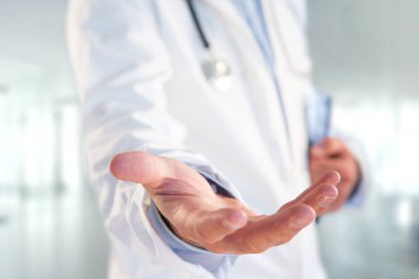 Hastanede boş bir el veren bir doktor görünümünü