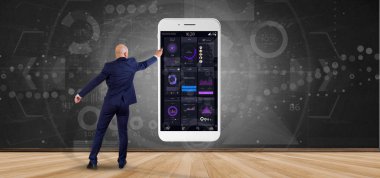 İşadamı bir duvar ile Smartphone kullanıcı interfa önünde