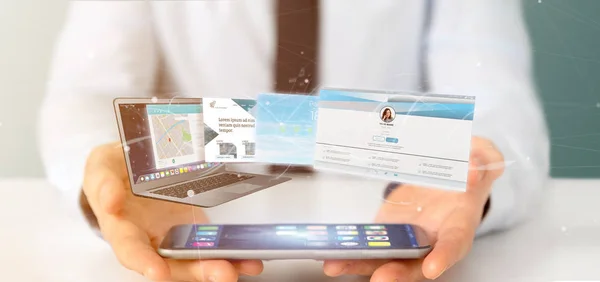Empresario sosteniendo una aplicación Web salir de un ordenador portátil scr — Foto de Stock