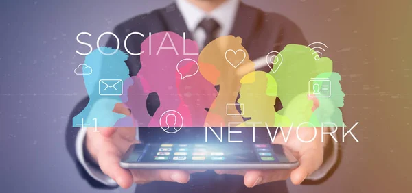 Empresário segurando uma rede social colorida trabalho em equipe com ico — Fotografia de Stock