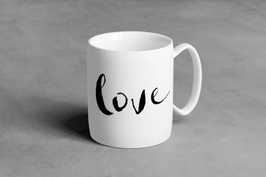 Bir beton zemin üzerine seramik kupa, alay et