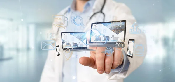 Arzt hält ein Gerät in der Hand, das mit einem Cloud-Multimedia-Netzwerk verbunden ist — Stockfoto