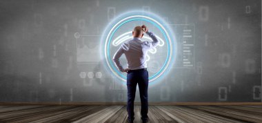 İstatistikleri ve bin ile Wifi simgesi ile bir duvarın önünde İşadamı