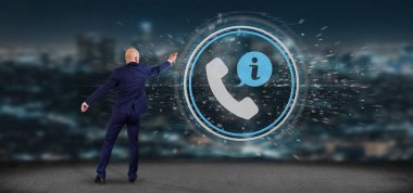 İşadamı önünde bir müşteri ve yardım hattı Servisi