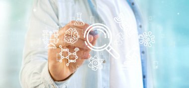 Bilim adamı bir bulut simgesi tutan işadamı