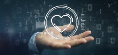 Veri ile çevrili bir kalp simgesi tutan işadamı