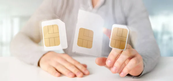 Geschäftsmann hält unterschiedliche Größe einer Smartphone-Sim-Karte 3d r — Stockfoto