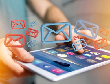 Fütüristik bir interf üzerinde görüntülenen onaylı e-posta ve spam mesaj