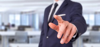 Boş tutuşup ofiste işadamı