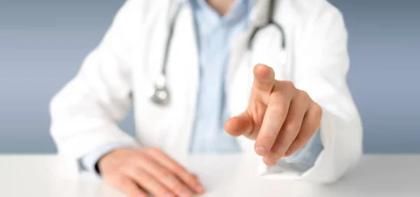 Dokter geven van lege handen bij de kliniek — Stockfoto