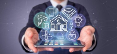 Simge, istatistikleri ve da ile akıllı ev arayüzü tutan işadamı