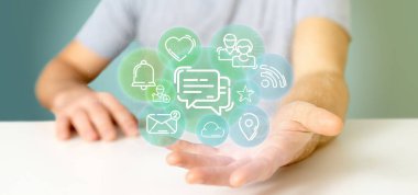 Sosyal medya ağ simgesi bir bulut tutan işadamı