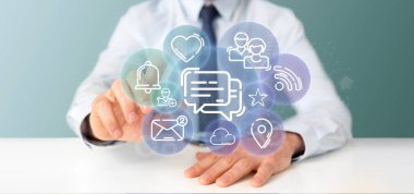 Sosyal medya ağ simgesi bir bulut tutan işadamı