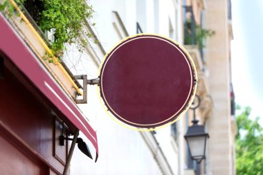 Dükkan duvarındaki boş tabela görüntüsü 