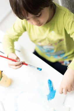 Küçük çocuk evde çizim ve oyun