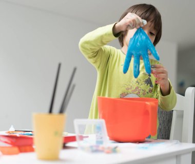 Küçük çocuk evde çizim ve oyun