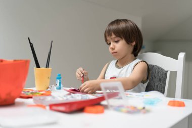 Küçük çocuk evde çizim ve oyun