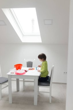 Küçük çocuk evde çizim ve oyun