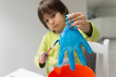 Küçük çocuk evde çizim ve oyun