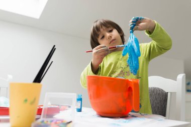 Küçük çocuk evde çizim ve oyun