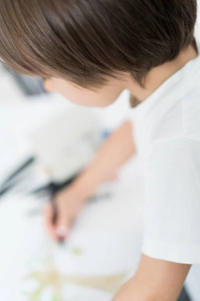 Little boy at home drawing and playing — Stock Photo, Image