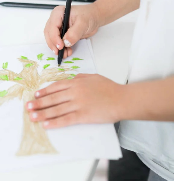 Menino em casa desenhando e brincando — Fotografia de Stock