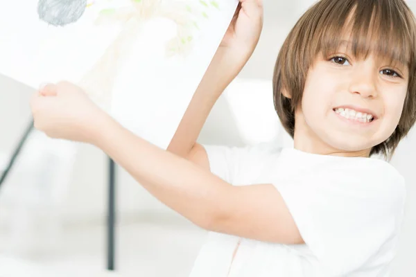 Menino em casa desenhando e brincando — Fotografia de Stock