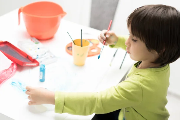 Kleiner Junge zu Hause zeichnet und spielt — Stockfoto