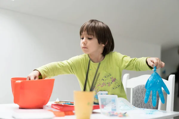 Niño en casa dibujando y jugando —  Fotos de Stock