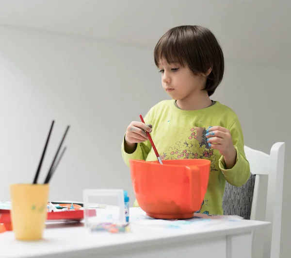 Menino em casa desenhando e brincando — Fotografia de Stock