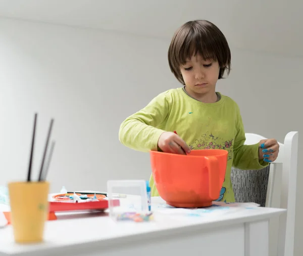 Niño en casa dibujando y jugando — Foto de Stock
