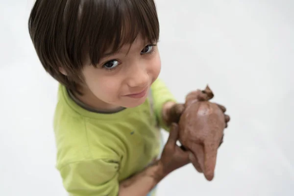 Kleiner Junge zu Hause zeichnet und spielt — Stockfoto