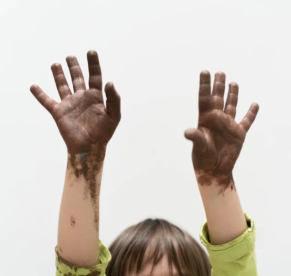 Kleine jongen thuis tekenen en spelen — Stockfoto