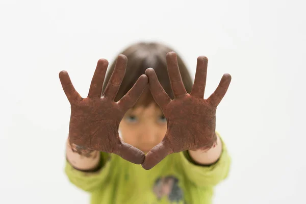 Kleine jongen thuis tekenen en spelen — Stockfoto