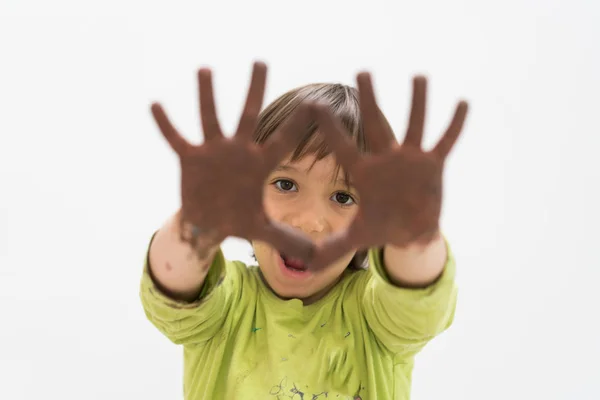 Kleiner Junge zu Hause zeichnet und spielt — Stockfoto