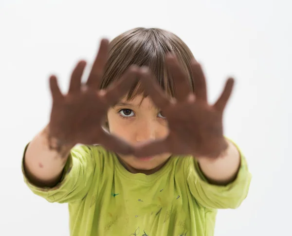 Menino em casa desenhando e brincando — Fotografia de Stock