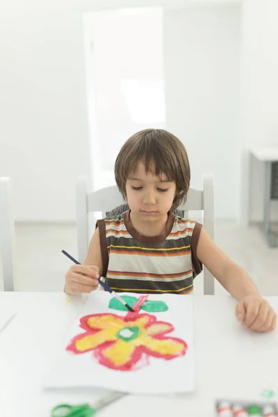Bambino a casa a disegnare e giocare — Foto Stock